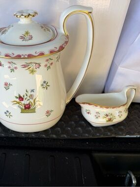 Wedgewood coffee pot, creamer and sugar.
Bianca Williamsburg.